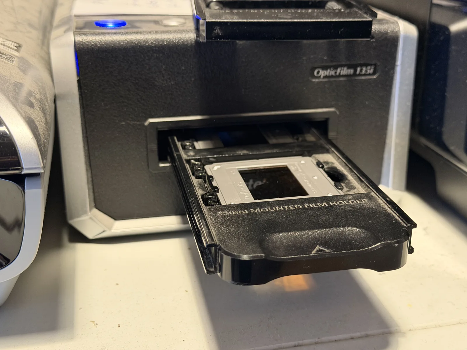 Filmscanner mit eingesetztem Halter für Dias oder Negative.