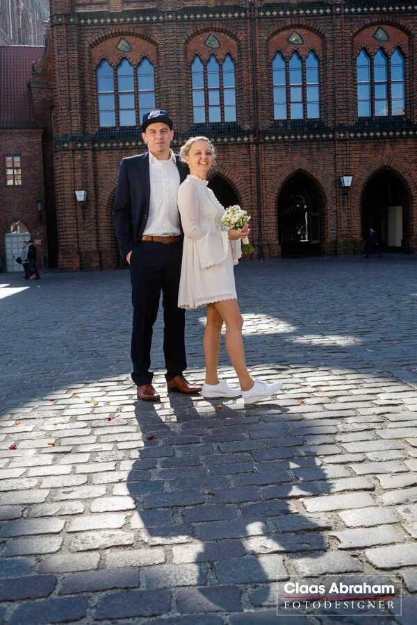 Brautpaar vor der Fassade des Stralsunder Rathauses