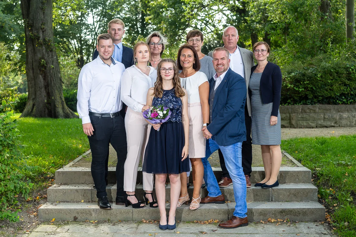 Jugendliche mit ihrer Familie bei einem Jugendweihe-Fotoshooting im Park in Stralsund.